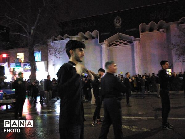 تجمع پر شور مردم ولایت مدار برای وداع با پیکر مطهر شهدای جنگ رمضان