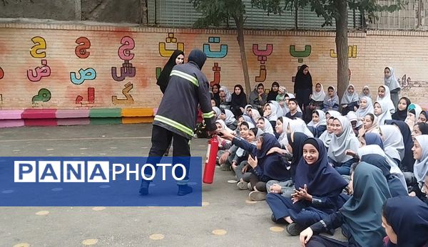 برنامه آموزشی اطفا حریق در مدرسه مهندس رحمانی فرد مشهد