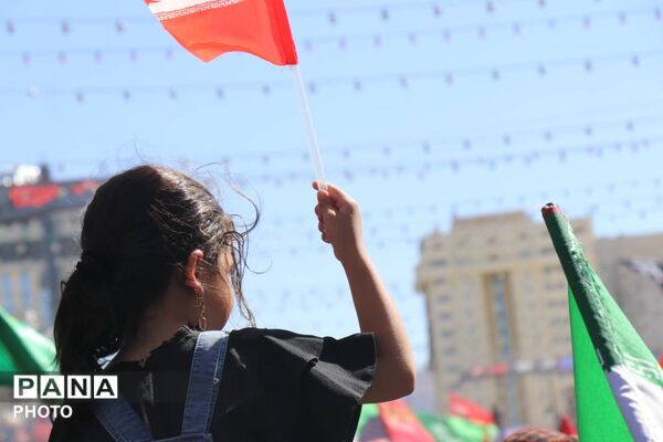کودکان پای کار رهبر شهید