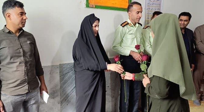 تجلیل دانش‌آموزان رودان از پلیس پیشگیری از آسیب‌های اجتماعی