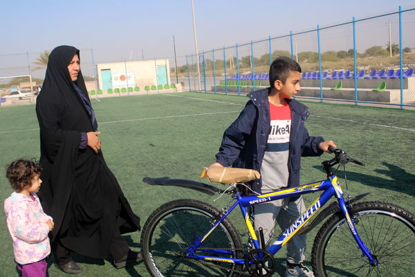 پیاده‌روی خانوادگی در روستای هلیله شهرستان بوشهر 