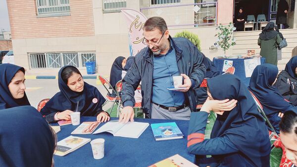 نشست ادبی دانش‌آموزان در کافه کتاب آموزشگاه هیات امنایی فرزانگان