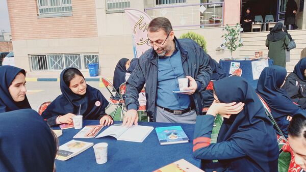 نشست ادبی دانش‌آموزان در کافه کتاب آموزشگاه هیات امنایی فرزانگان
