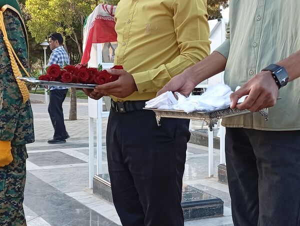 عطر افشانی و گلباران مزار شهدا توسط مسئولین کاشمر به مناسبت هفته دولت