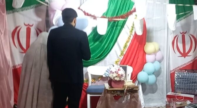 خیابان، آذین‌بسته به شکوفه‌های عشق و لبخند