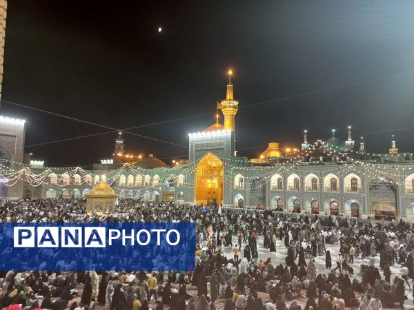 سیل عظیم زائران و مجاوران حرم امام رضا (ع) در شب ولادت یازدهمین امام شیعیان