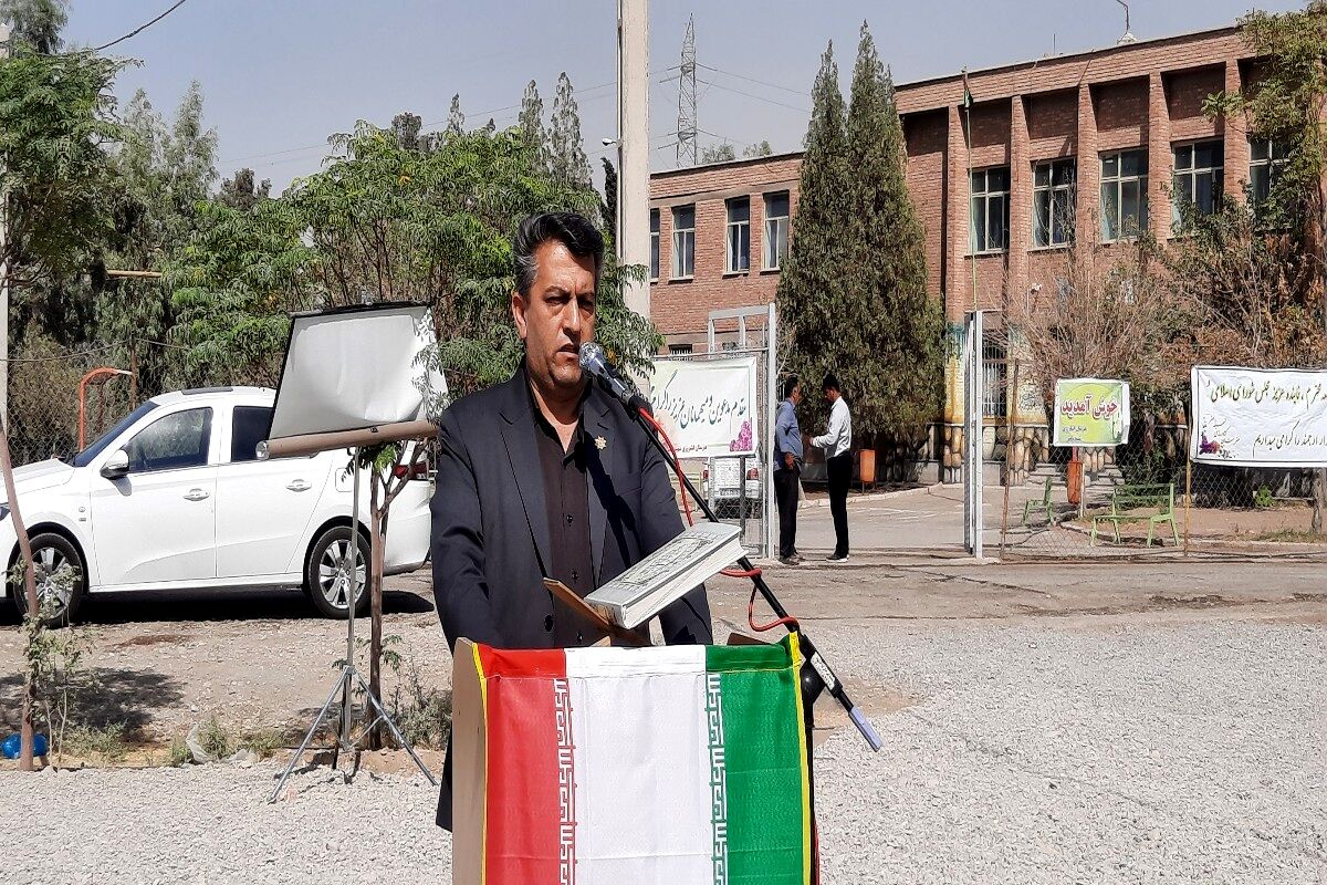 افتتاح زمین چمن طرح "شهید سلیمانی" پاکدشت، بستر تحقق شعار رهبری است