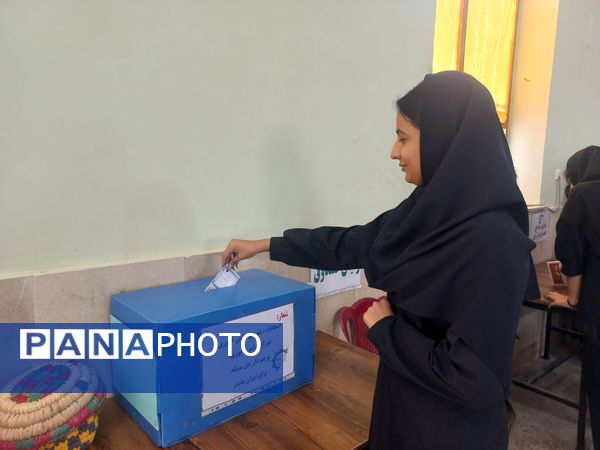 برگزاری باشکوه انتخابات شورای دانش‌آموزی در هنرستان زهرای مرضیه بندرعباس