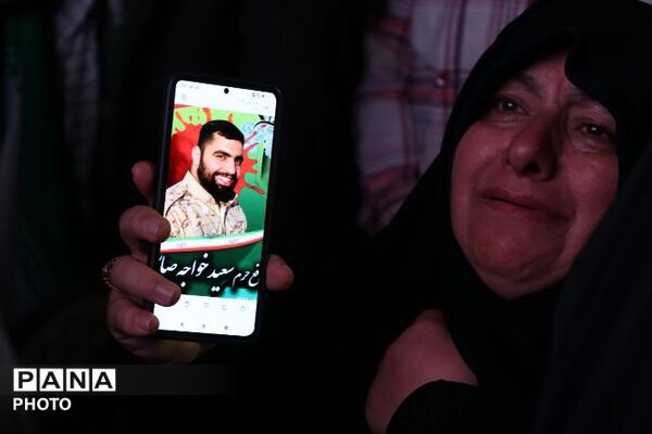 حضور بازماندگان ناوشکن دنا؛در میدان شهید آیت الله خامنه ای وتجلیل از ایثارگری مدافعان وطن