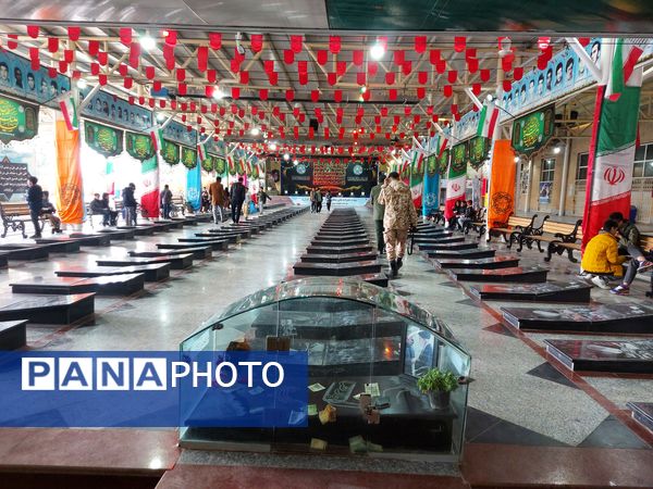 پسران حاج قاسم سلیمانی در گلزار شهدا ملارد یاد او و شهدا را گرامی داشتند