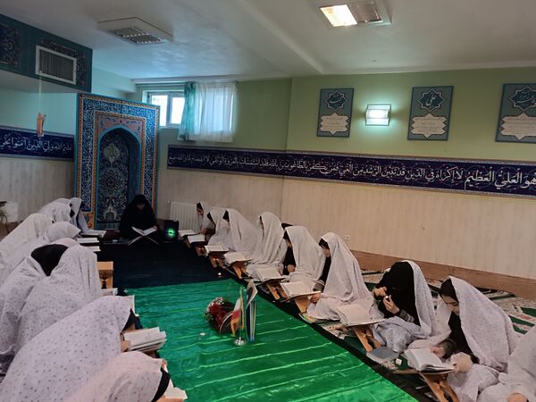 برگزاری محفل انس با قرآن در دبیرستان شهدای اقتدار ملارد با یاد و نام سیدحسن نصرالله