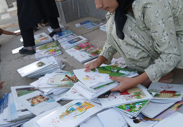 آغاز سال تحصیلی درروستای اولادقباد؛توزیع کتب درسی در مدرسه شهد خانیار