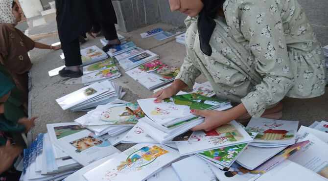 آغاز سال تحصیلی درروستای اولادقباد؛توزیع کتب درسی در مدرسه شهد خانیار