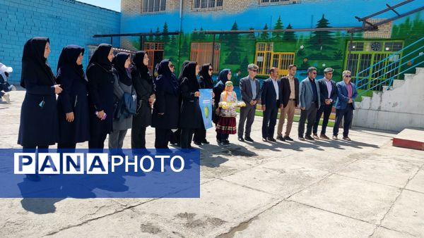 نواختن زنگ سلامت در مدرسه دخترانه ضحی ۱ شهرستان شیروان