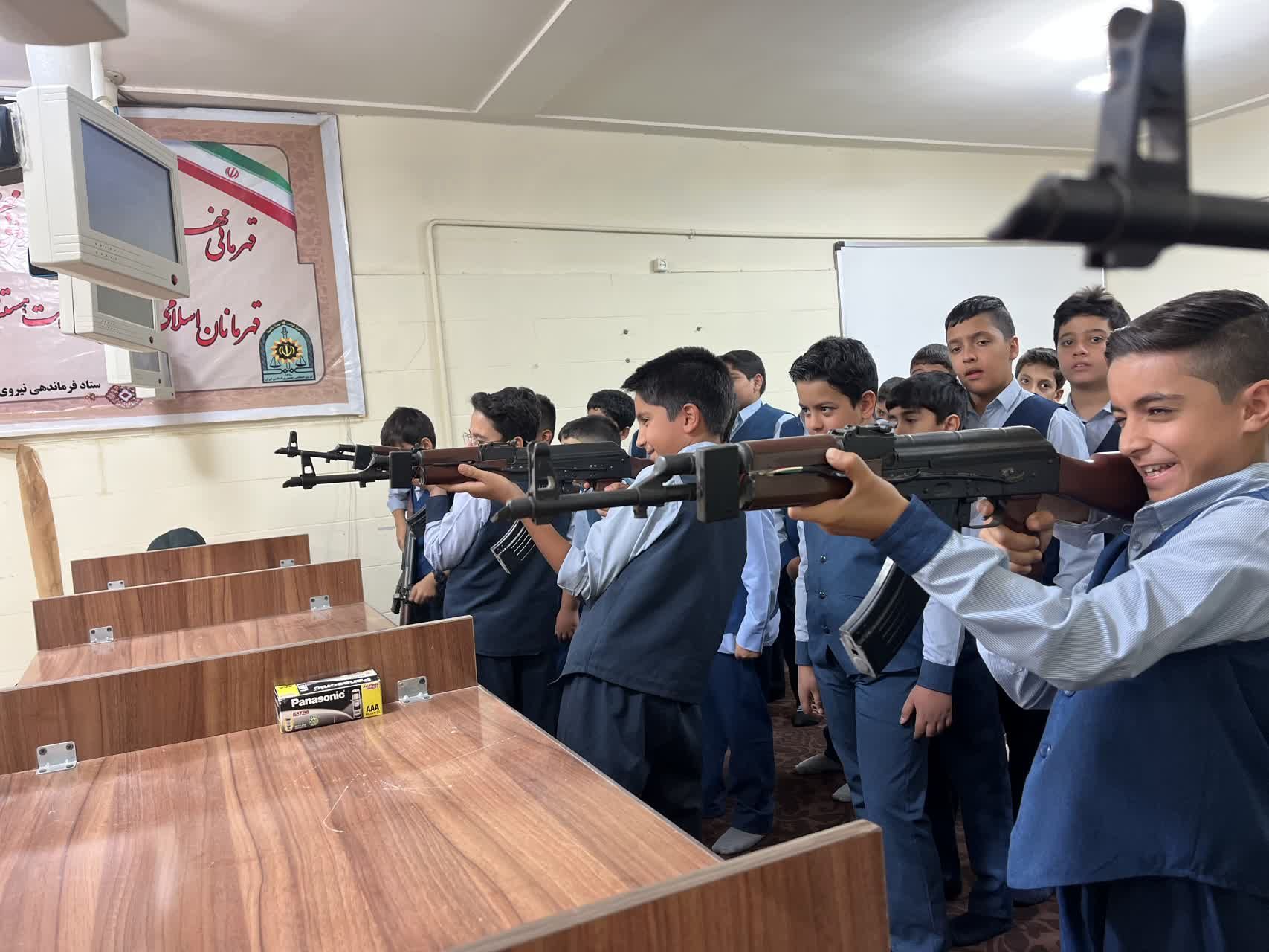 دانش آموزان میبدی قدردان سبزپوشان امنیت و اقتدار 