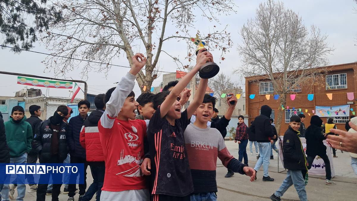 برگزاری مسابقه فوتبال گل کوچک درون مدرسه‌ای به‌مناسبت دهه فجر دبیرستان  پژوهش آشخانه 