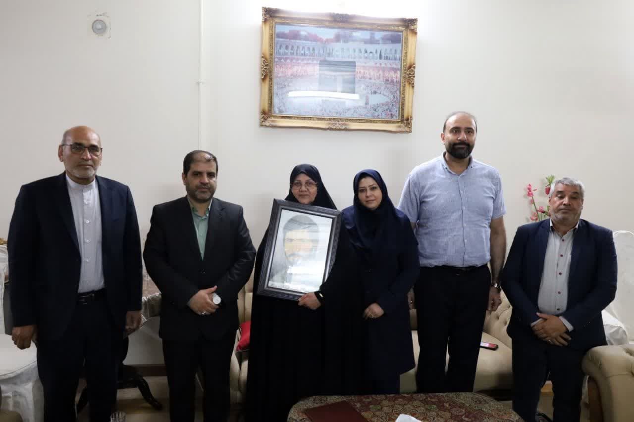 شهدای معلم، چراغ راه فرهنگیان هستند