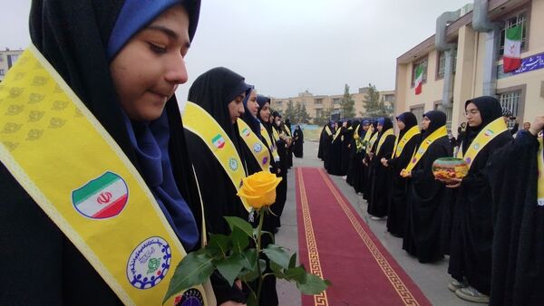 وداع با شهید گمنام در دبیرستان بی بی سلطنت قفلی ناحیه  مشهد مقدس