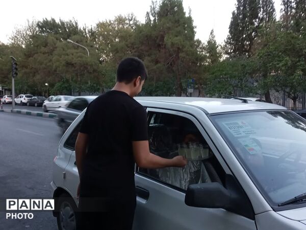 ایستگاه صلواتی دهه اول ماه صفر در مقابل فاطمیه تهران به همت نوجوانان آرمانی برپا شد