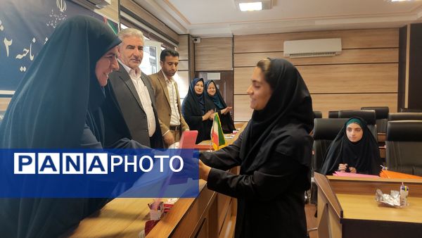 اهدای حکم دانش‌آموزان شورای دانش‌آموزی ناحیه 2