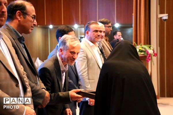 تجلیل از معلمان نمونه  در گناباد 