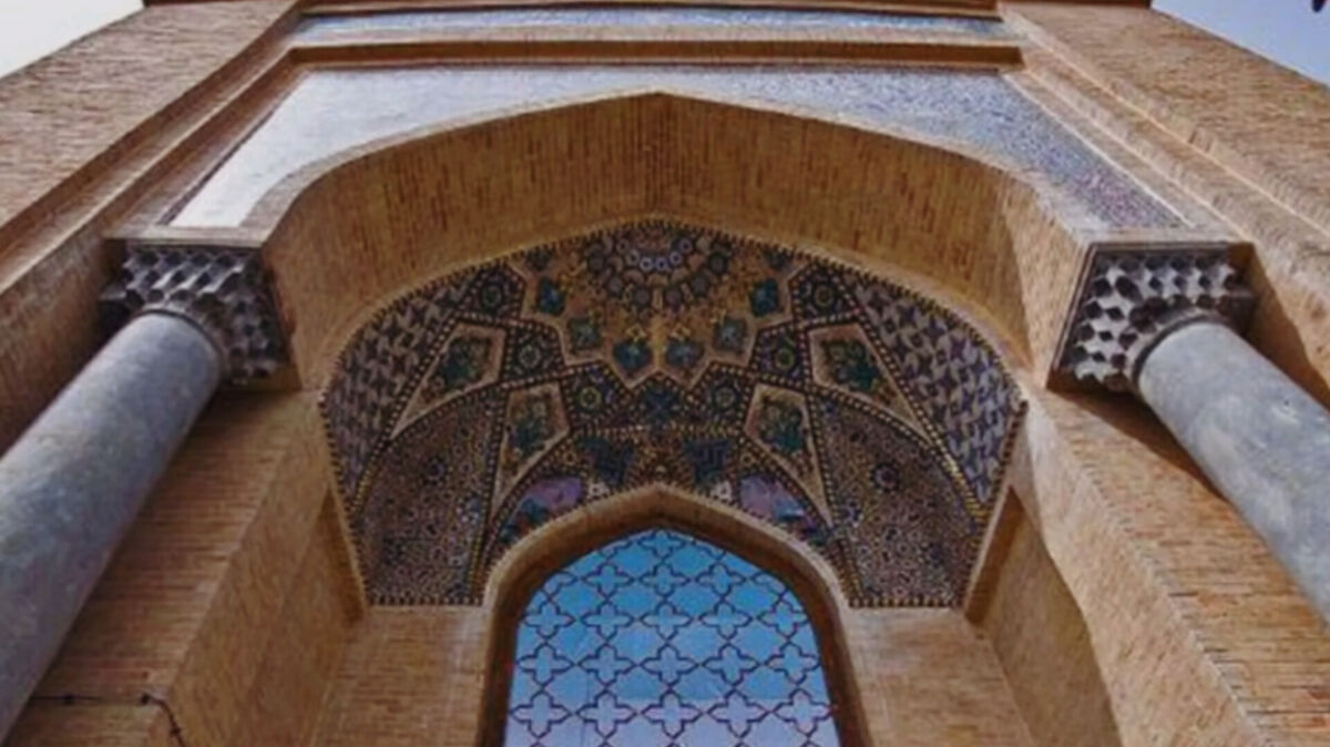 سفر به قلب تپنده‌ی تاریخ و آموزش ایران