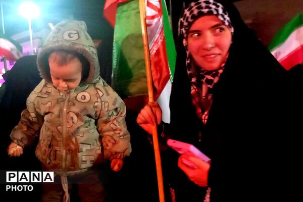 اجتماع عظیم مردم در میدان انقلاب