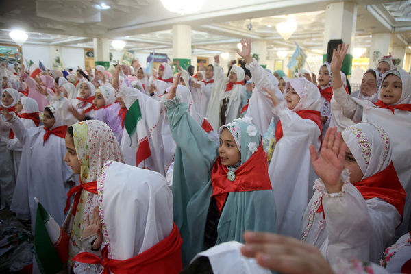 دختران، مهمان حضرت معصومه(س) شدند