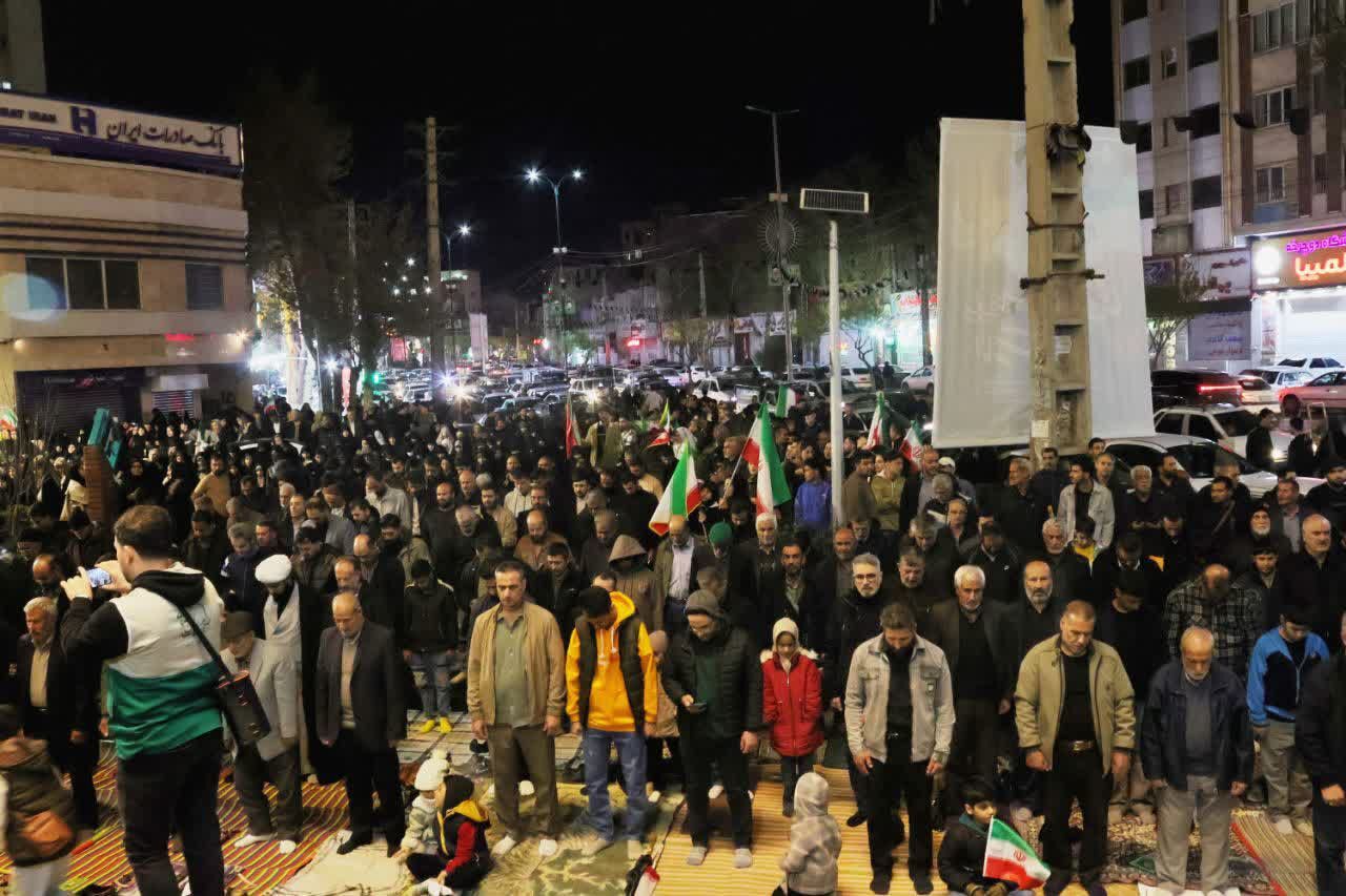 برپایی نماز استغاثه روبه‌روی مسجد جامع محمدشهر کرج