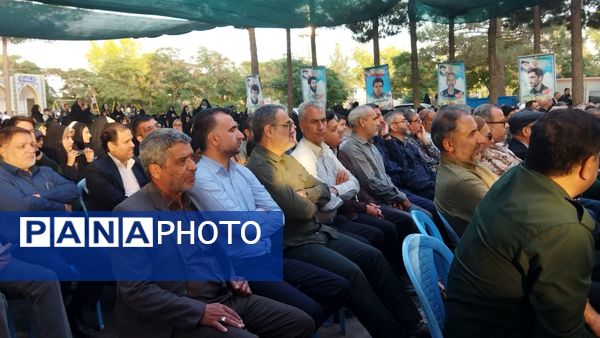 غبارروبی مزار شهدا توسط مسئولین شهرستان نیشابور انجام شد 