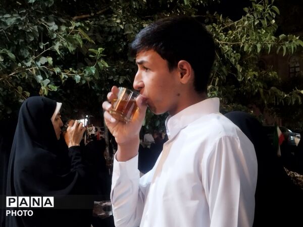 طعم خدمت در چایخانه‌ «گلشن»؛ روایت میزبانی طلاب در صد و هشتاد و سومین شب شهادت
