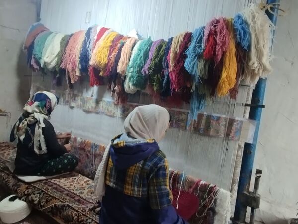 هنر قالی بافی ،پیشه‌ سنتی‌ بانوان‌ مهدی آباد خلیل آباد 