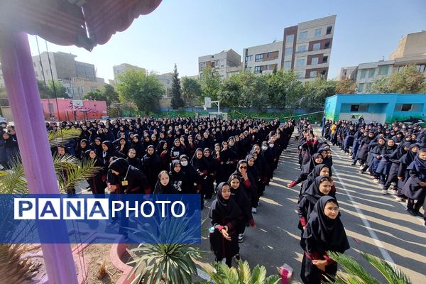 نواخته شدن زنگ سلامت‌روان توسط نماینده شهردار ری در دبیرستان ارشاد