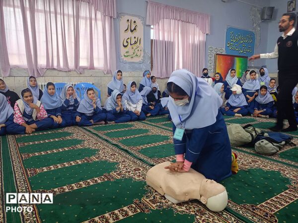 جلسه  آموزشی طرح ماهر سفیران سلامت در مدرسه بنت المهدی صدر ۲