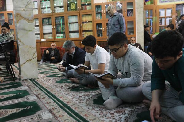 اعتکاف دانش‌آموزی در مسجد زینب کبری (س) تهران