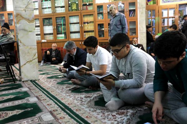 اعتکاف دانش‌آموزی در مسجد زینب کبری (س) تهران