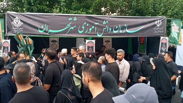 استقبال پر شور مردم از پیاده روی جاماندگان اربعین در مسیر خیابان ۱۷ شهریور تهران