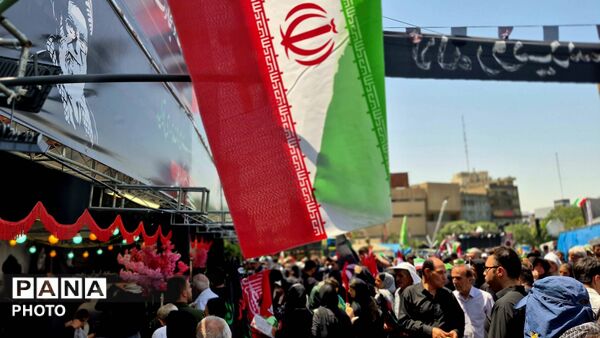 حضور گسترده مردم در مراسم تشییع رهبر شهید در میدان ولیعصر
