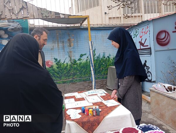 بازارچه کسب و کار دانش آموزی در دبیرستان افشار نژاد ناحیه پنج مشهد