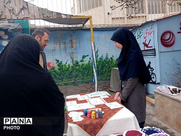بازارچه کسب و کار دانش آموزی در دبیرستان افشار نژاد ناحیه پنج مشهد
