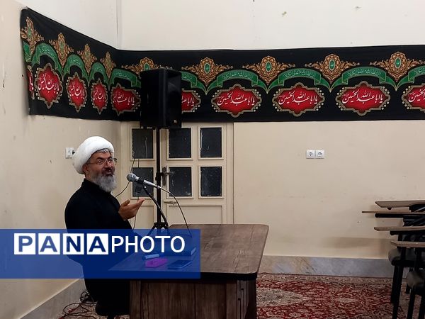 کلاس تفسیر قرآن در ارامگاه شهید مدرس 