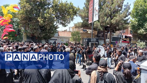 عزاداری ظهر  عاشورا در خیابان‌های شهر نیشابور 