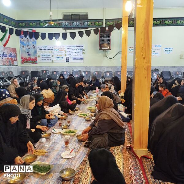 اقامه نماز جماعت همراه با افطاری در مسجد ابوالفضلی نیشابور 