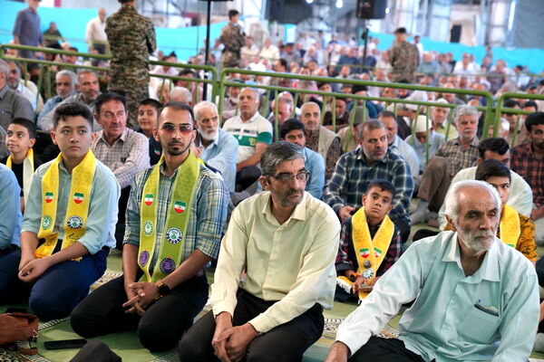 حضور پرشور دانش‌آموزان عضو سازمان دانش‌آموزی در نمازجمعه اصفهان