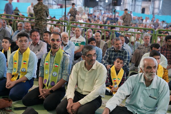 حضور پرشور دانش‌آموزان عضو سازمان دانش‌آموزی در نمازجمعه اصفهان