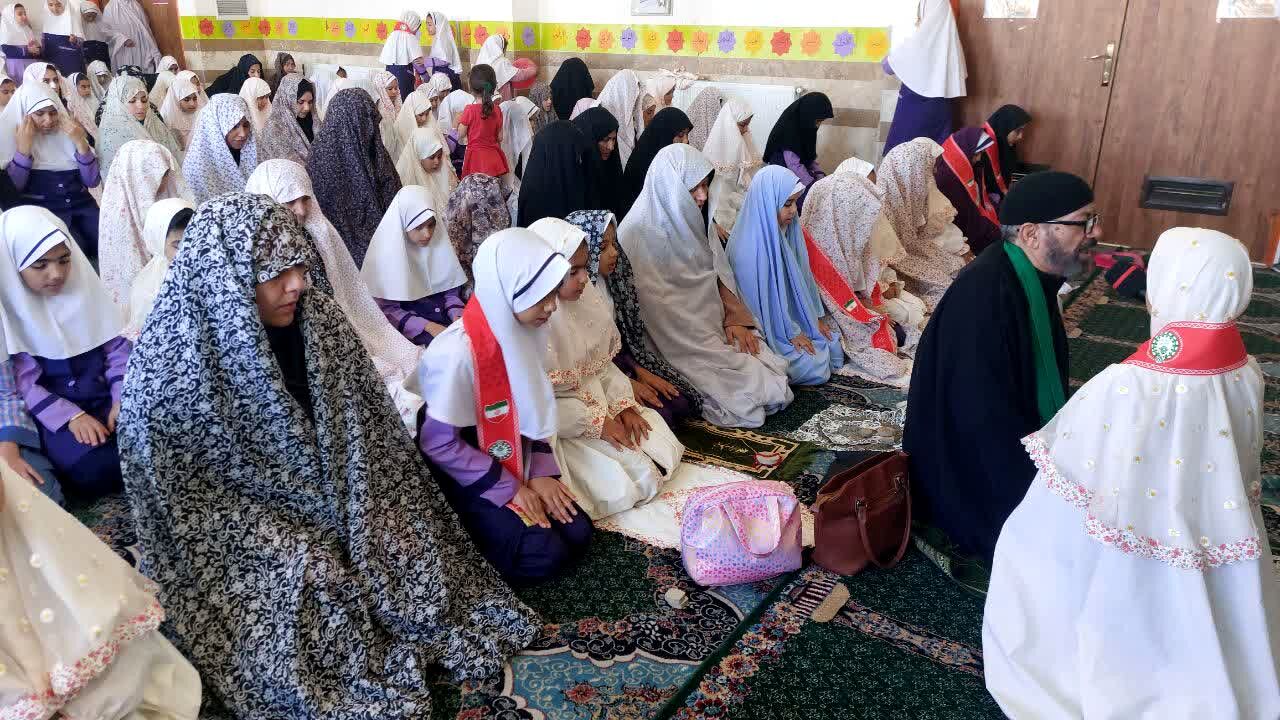 نماز مادر و دختری به مناسبت روز دانش‌آموز در دبستان دخترانه اندیشه