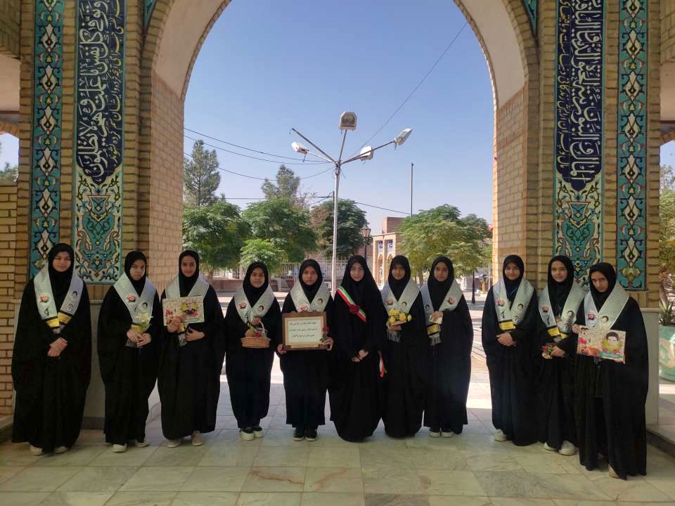 غبار روبی مزار شهدا شهرستان خلیل آباد توسط دانش آموزان بسیجی اموزشگاه مرحوم پاکدل 