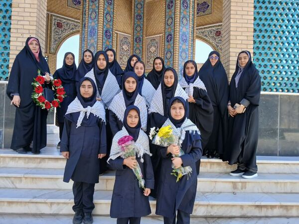 بازدید دانش‌آموزان از نمایشگاه دفاع مقدس واقع در مقبره شهدای گمنام شهرستان ورامین
