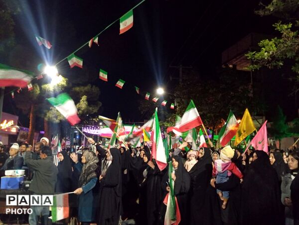 حضور مردم در راهپیمایی شبانه با حضور خادمین امام رضا(ع)