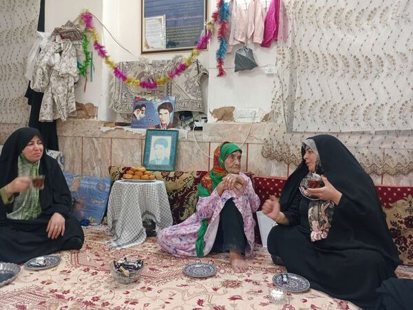 دیدار مسئولین پایگاه کوثر روستای نقاب با مادر شهید غلام زاده